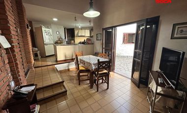 Casa en venta de 3 dormitorios c/ cochera en Los Perales