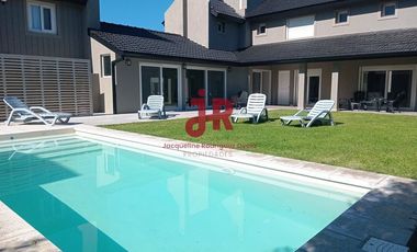 CODIGO 678 - CASA ALQUILER TEMPORARIO 4 DORMITORIOS CON PILETA - PINAMAR NORTE