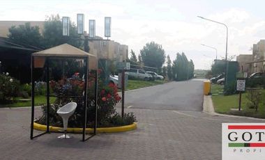 Casa en venta de 3 dormitorios c/ cochera en Monte Grande Condominio Los Robles