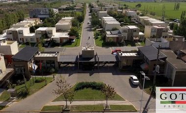 Casa en venta de 3 dormitorios c/ cochera en Monte Grande Condominio Los Robles