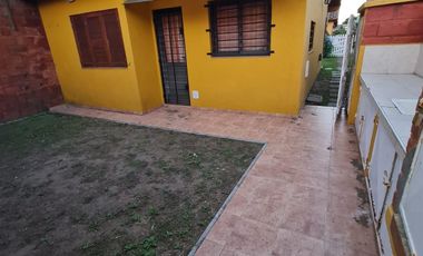 Chalet en venta de 2 dormitorios c/ cochera en Costa Azul