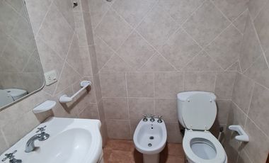 Chalet en venta de 2 dormitorios c/ cochera en Costa Azul