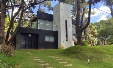 Casa en venta de 4 ambientes c/ cochera en Costa del Este