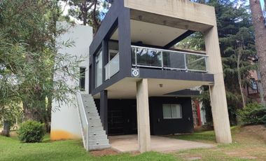 Casa en venta de 4 ambientes c/ cochera en Costa del Este