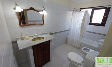 Chalet en venta en Sierra de los Padres. Gas natural. Vista panorámica. Asfalto