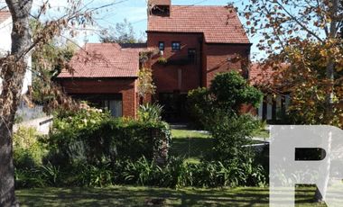 Chalet en venta de 3 dormitorios c/ cochera en Barrio La Florida