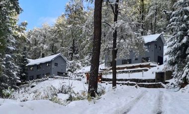 FINA PATAGONIA. Casa en venta de 3 dormitorios c/ cochera en San Martin de los Andes