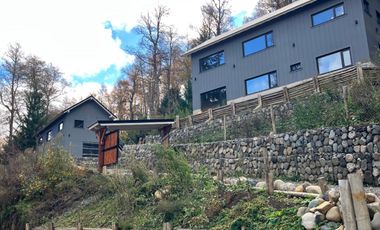 FINA PATAGONIA. Casa en venta de 3 dormitorios c/ cochera en San Martin de los Andes