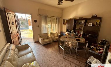Casa en venta de 2 dormitorios c/ cochera en Ramos Mejía