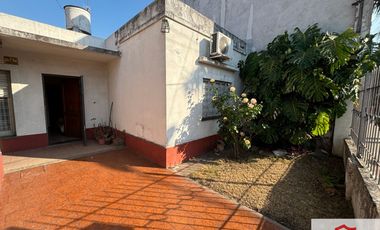 Casa en venta de 2 dormitorios c/ cochera en Ramos Mejía