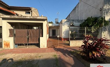 Casa en venta de 2 dormitorios c/ cochera en Ramos Mejía