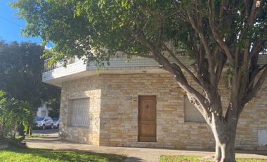 Casa en venta de 2 dormitorios c/ cochera en Ramos Mejía