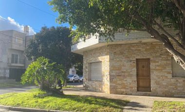 Casa en venta de 2 dormitorios c/ cochera en Ramos Mejía