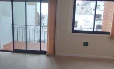Venta Departamento 3 ambientes con dependencia de servicios y Balcón terraza