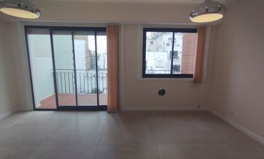 Venta Departamento 3 ambientes con dependencia de servicios y Balcón terraza
