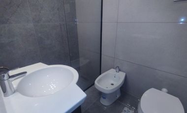 Venta Departamento 3 ambientes con dependencia de servicios y Balcón terraza