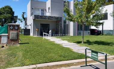 Casa en venta de 4 dormitorios c/ cochera en Haras Santa María