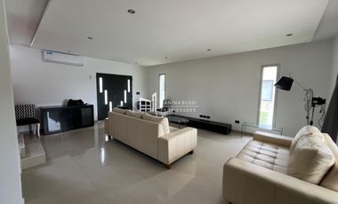 Casa en venta de 4 dormitorios c/ cochera en Haras Santa María
