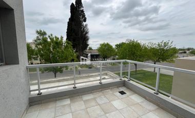 Casa en venta de 4 dormitorios c/ cochera en Haras Santa María