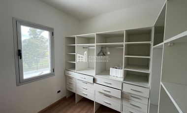 Casa en venta de 4 dormitorios c/ cochera en Haras Santa María