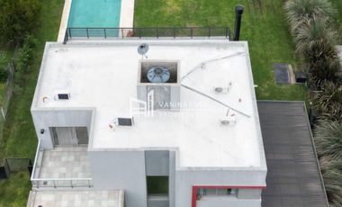 Casa en venta de 4 dormitorios c/ cochera en Haras Santa María
