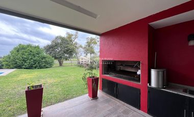 Casa en venta de 4 dormitorios c/ cochera en Haras Santa María