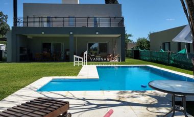 Casa en venta de 4 dormitorios c/ cochera en Haras Santa María
