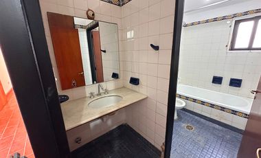 Hermosa Casa en Venta en Barrio Los Perales