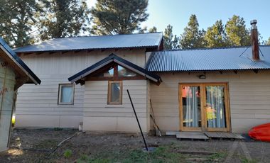 FINA PATAVGONIA. Casa a terminar en venta de 4 dormitorios c/ cochera en San Martín de los Andes.