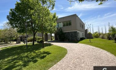Casa en alquiler de 3 dormitorios c/ cochera en General Rodríguez
