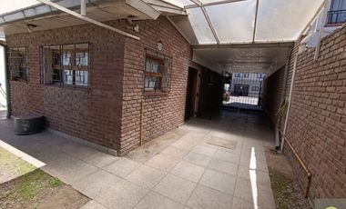 Chalet de 4 ambientes, cochera, parque y quincho. Juncal y Libertad