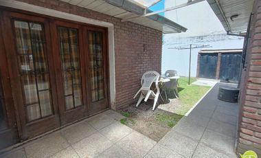 Chalet de 4 ambientes, cochera, parque y quincho. Juncal y Libertad