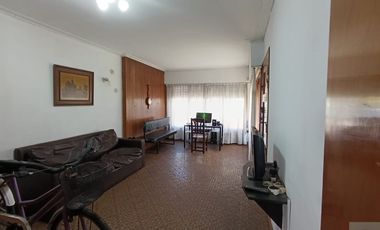 Chalet de 4 ambientes, cochera, parque y quincho. Juncal y Libertad