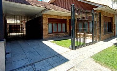 Chalet de 4 ambientes, cochera, parque y quincho. Juncal y Libertad