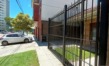 Chalet de 4 ambientes, cochera, parque y quincho. Juncal y Libertad