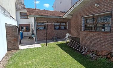 Chalet de 4 ambientes, cochera, parque y quincho. Juncal y Libertad