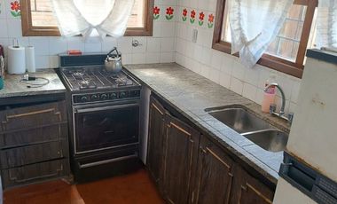 Chalet de 4 ambientes, cochera, parque y quincho. Juncal y Libertad