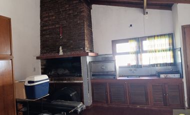 Chalet de 4 ambientes, cochera, parque y quincho. Juncal y Libertad