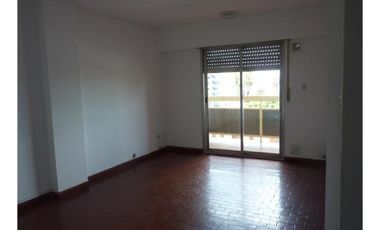 Departamento Con Ambientes Amplios Y Muy Buena Ubicación