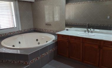 Casa en alquiler de 4 dormitorios c/ cochera en Martínez