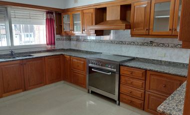 Casa en alquiler de 4 dormitorios c/ cochera en Martínez