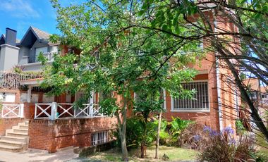 Casa en alquiler de 4 dormitorios c/ cochera en Martínez