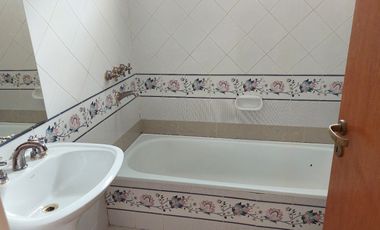 Casa en alquiler de 4 dormitorios c/ cochera en Martínez
