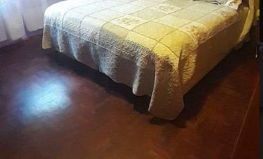 Venta Casa 3 ambientes con parque. Rawson y Francia