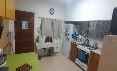 Venta Casa 3 ambientes con parque. Rawson y Francia