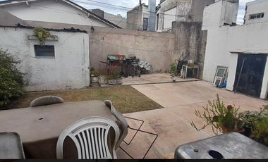 Venta Casa 3 ambientes con parque. Rawson y Francia