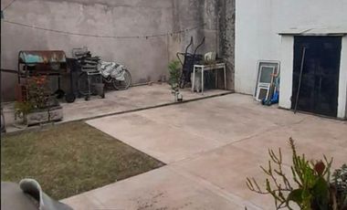Venta Casa 3 ambientes con parque. Rawson y Francia