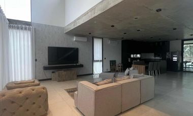 Casa en alquiler de 6 dormitorios c/ cochera en Barrio Privado Terralagos