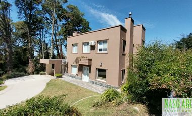 Moderna propiedad en venta en Sierra de los Padres. Gas Natural.