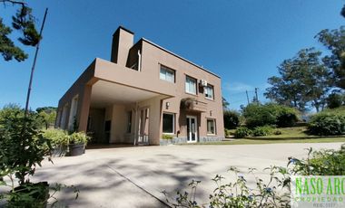 Moderna propiedad en venta en Sierra de los Padres. Gas Natural.